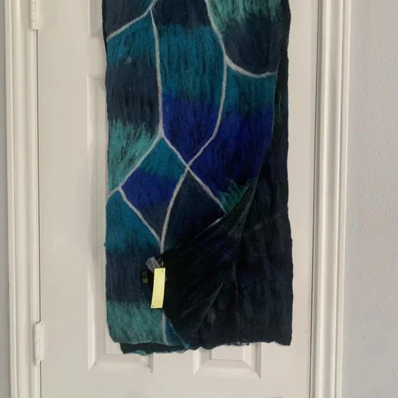 Blue and green handmade scarf NEW - Picture 2 of 2